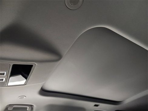 Used 2025 Land Rover Defender 110 X-Dynamic SE image 25