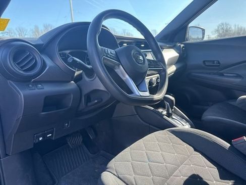 Used 2019 Nissan Kicks S image 10