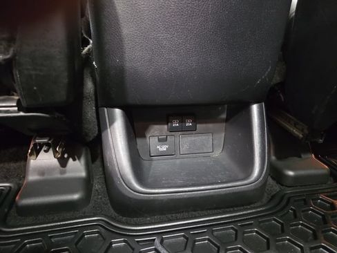 Used 2018 Toyota Highlander Limited AWD/4WD image 34