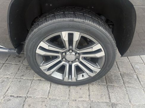 Used 2019 GMC Yukon Denali w/ Denali Ultimate Package image 9