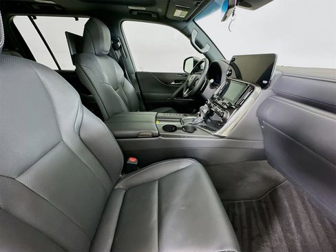 Used 2023 Lexus LX 600 4WD w/ Luxury Package image 32