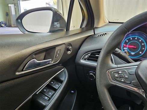 Used 2017 Chevrolet Cruze LT image 29