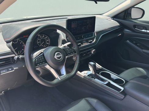 Used 2025 Nissan Altima 2.5 SR w/ SR Premium Package FWD image 11