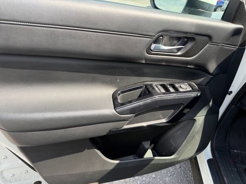 Used 2022 Nissan Pathfinder SV AWD/4WD image 10