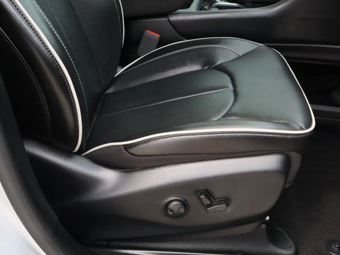 Used 2024 Chrysler Pacifica Limited w/ Uconnect Theater Family Group image 20