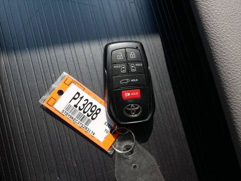 Certified 2026 Toyota Sienna XLE FWD image 32