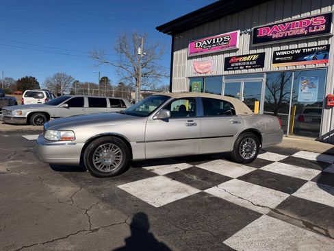 Used 2006 Lincoln Town Car Signature Limited image 6