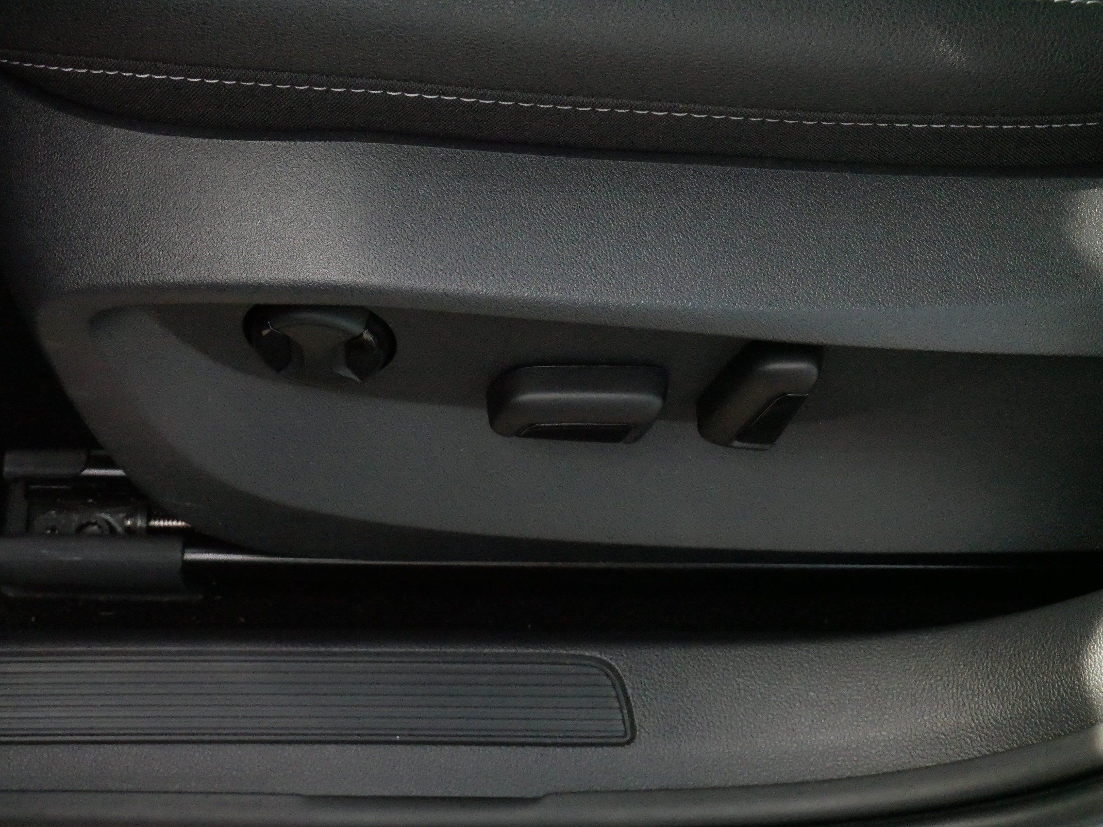 Certified 2025 Volkswagen Taos SE AWD/4WD image 20