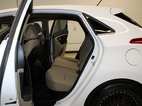 Used 2016 Hyundai Elantra GT image 16