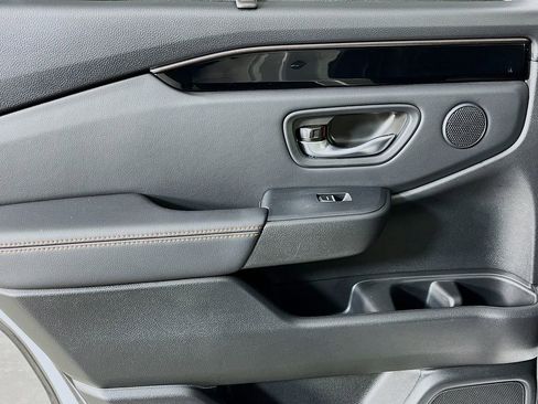 Used 2025 Honda Pilot TrailSport image 29