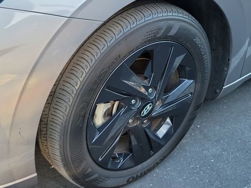 Used 2023 Hyundai Elantra SEL image 2