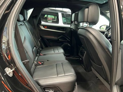 Used 2025 Porsche Cayenne AWD/4WD image 18