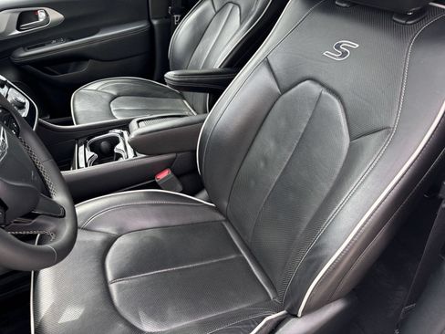 Used 2025 Chrysler Pacifica Limited FWD image 41