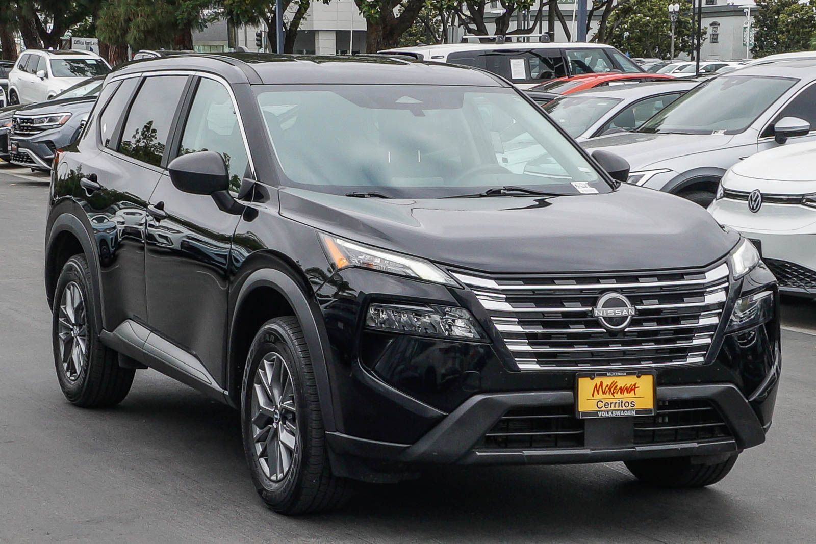 Used 2024 Nissan Rogue S FWD image 3