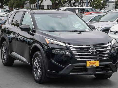Used 2024 Nissan Rogue S FWD image 3