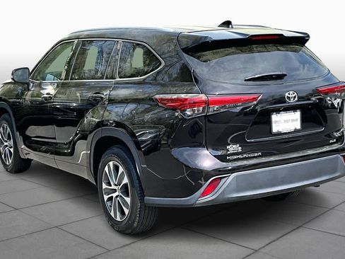 Used 2022 Toyota Highlander XLE image 12