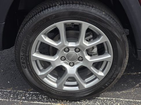 Used 2022 Jeep Compass Latitude w/ Mopar Graphics Package AWD/4WD image 10
