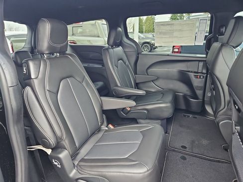 New 2026 Chrysler Pacifica Select w/ S Appearance Package image 27