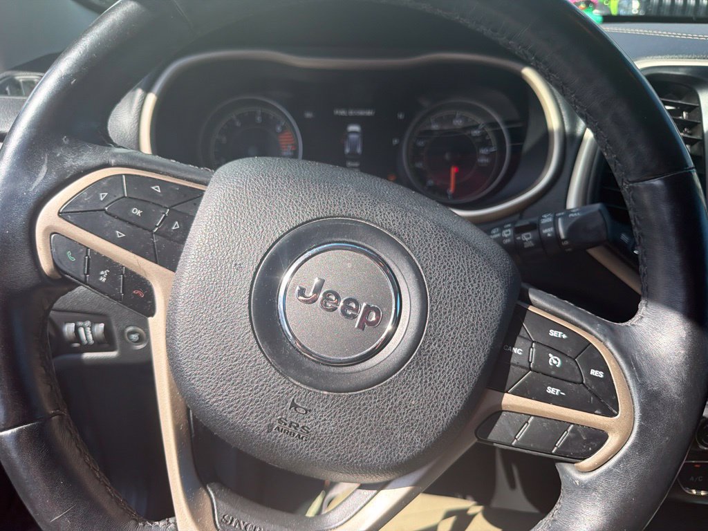 Used 2018 Jeep Cherokee Limited AWD/4WD image 16