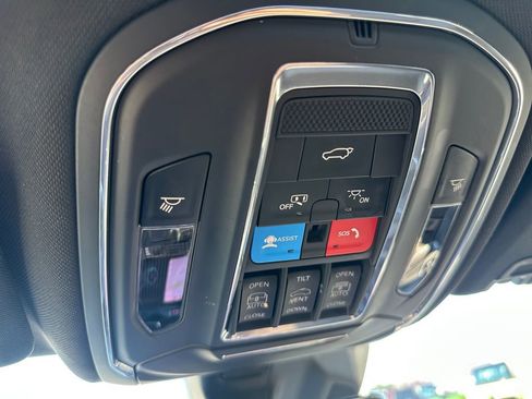 Used 2024 Jeep Grand Cherokee L Limited w/ Luxury Tech Group II image 21