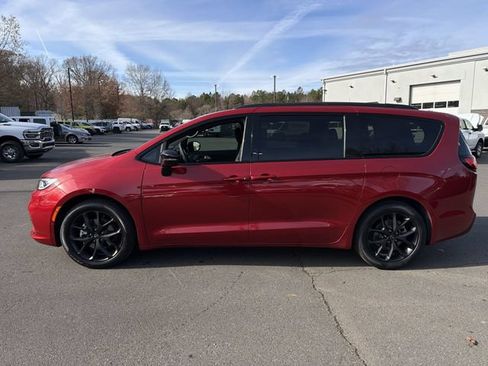 New 2026 Chrysler Pacifica Limited w/ S Appearance Package FWD image 10