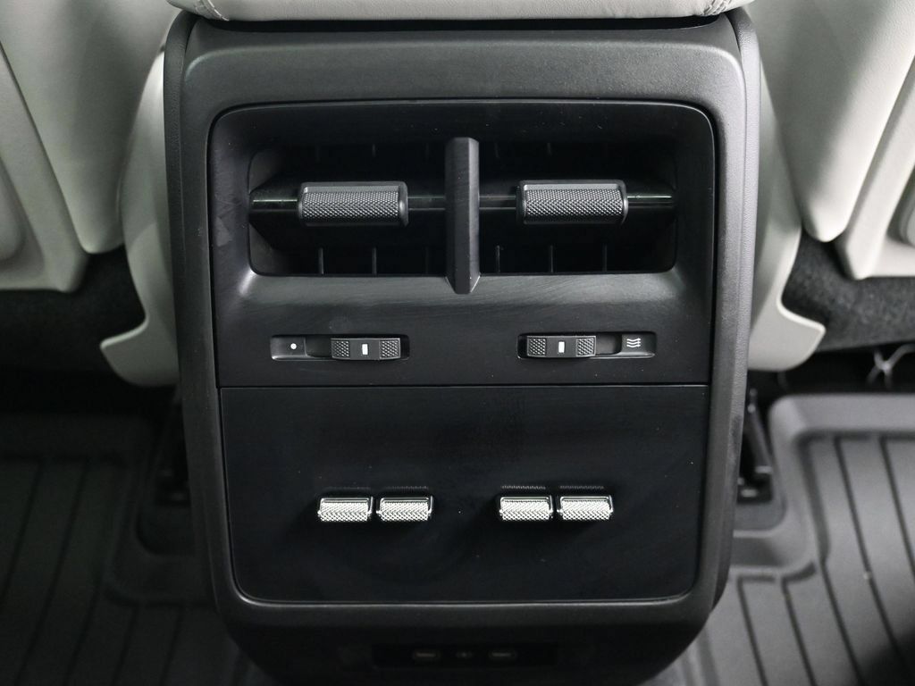 Certified 2025 Porsche Macan 4S Electric AWD/4WD image 8