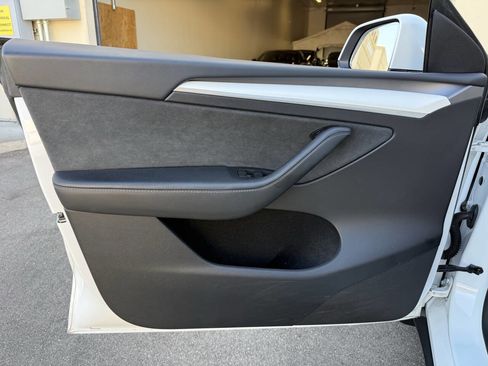 Used 2024 Tesla Model Y Long Range AWD/4WD image 18