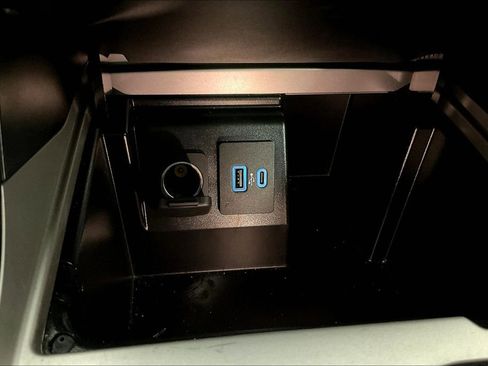 Used 2022 Ford Explorer XLT image 32