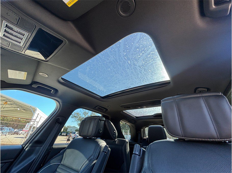 Used 2023 Land Rover Discovery Metropolitan Edition AWD/4WD image 39