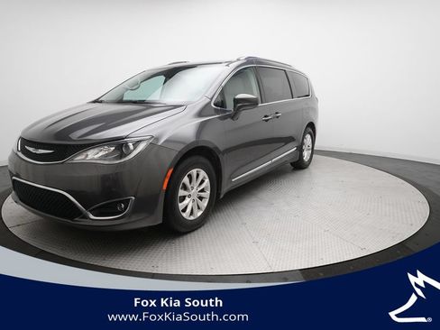 Used 2018 Chrysler Pacifica Touring-L FWD image 1