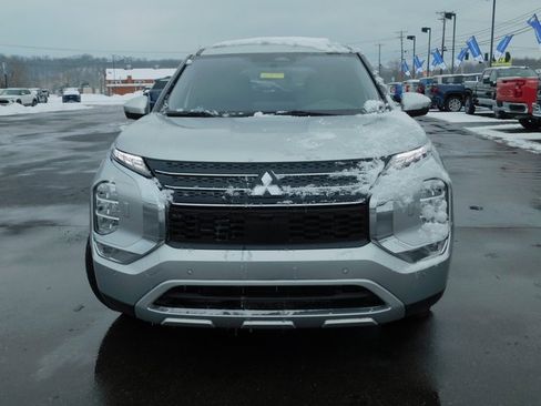 Used 2024 Mitsubishi Outlander SE image 3