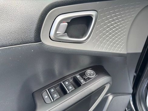 Used 2023 Kia Soul LX image 15
