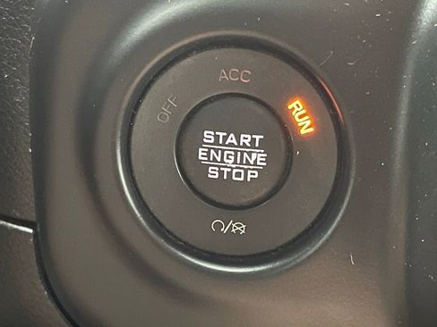 Used 2018 Jeep Wrangler Unlimited Sahara image 3