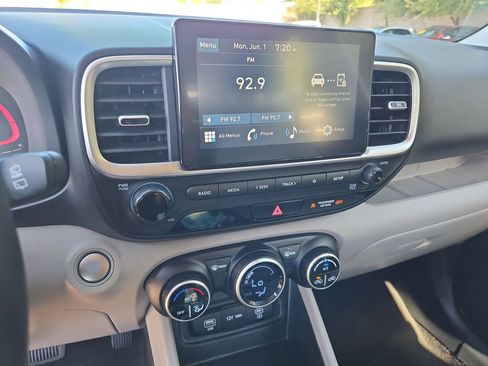 Used 2025 Hyundai Venue SEL FWD image 19