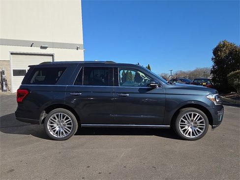 Used 2022 Ford Expedition Limited image 7