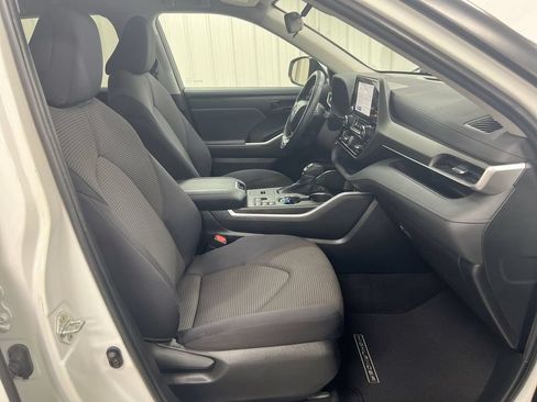 Used 2023 Toyota Highlander LE FWD image 21