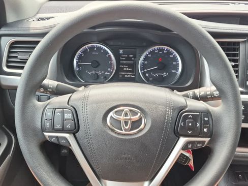 Used 2017 Toyota Highlander LE FWD image 19