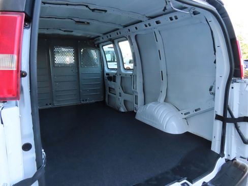 Used 2015 Chevrolet Express 2500 RWD image 17
