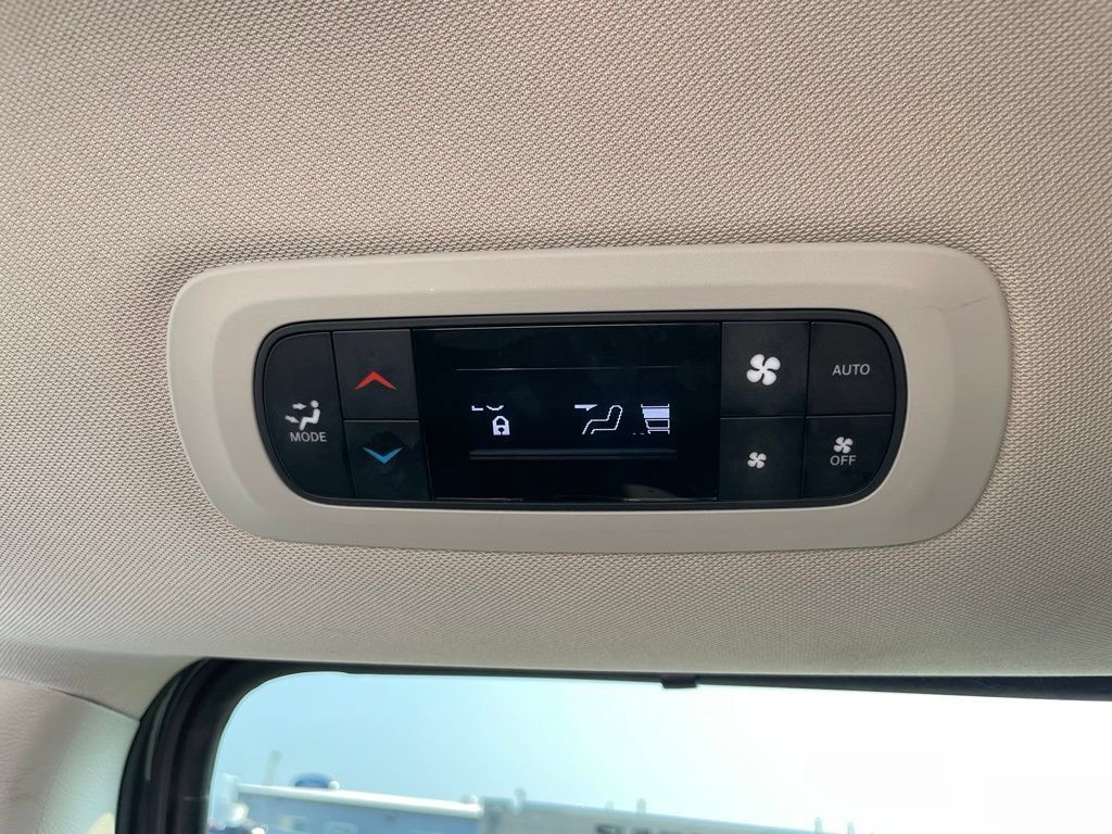 Used 2023 Chrysler Pacifica Touring-L FWD image 46