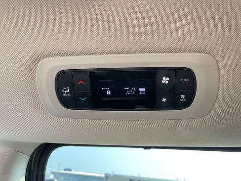 Used 2023 Chrysler Pacifica Touring-L FWD image 46