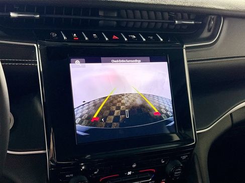 Used 2023 Jeep Grand Cherokee Laredo w/ Luxury Tech Group I AWD/4WD image 16