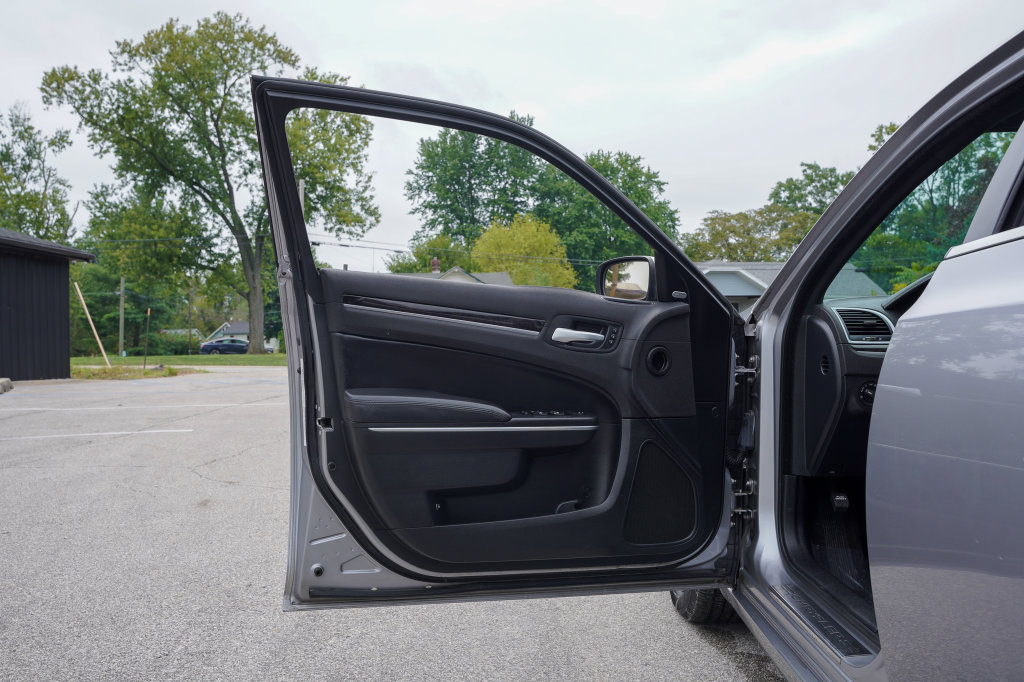 Used 2014 Chrysler 300 C AWD/4WD image 23