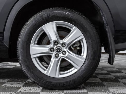 Used 2022 Toyota Highlander LE AWD/4WD image 51