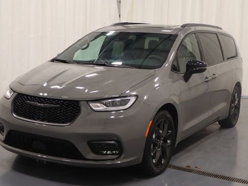 Used 2025 Chrysler Pacifica Limited image 6