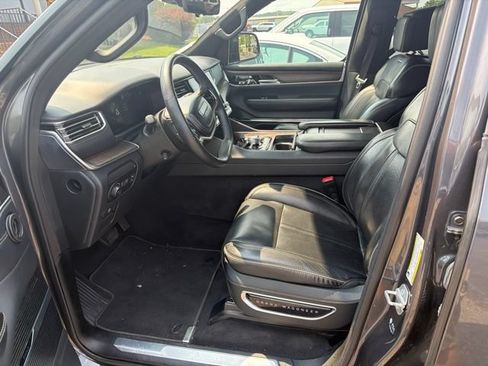 Used 2023 Jeep Grand Wagoneer L Series II AWD/4WD image 9