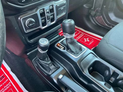 Used 2018 Jeep Wrangler Unlimited Sport S image 31