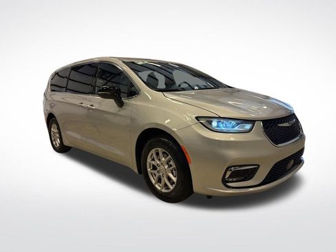 Used 2026 Chrysler Pacifica Select image 3