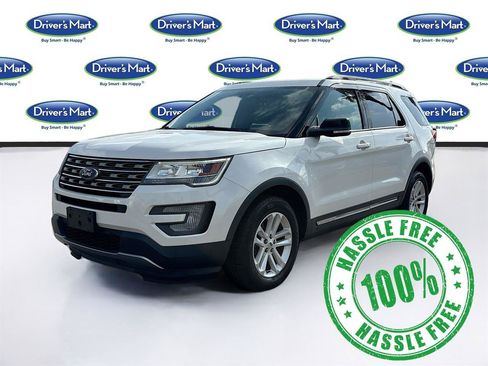 Used 2017 Ford Explorer XLT FWD image 3