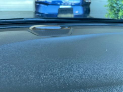 Used 2023 Chrysler Pacifica Touring-L image 17