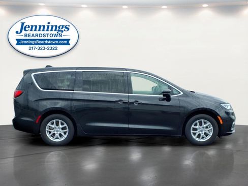 Used 2023 Chrysler Pacifica Touring-L FWD image 27